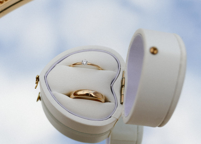 Solitair met diamant voor haar en een gladde ring voor hem