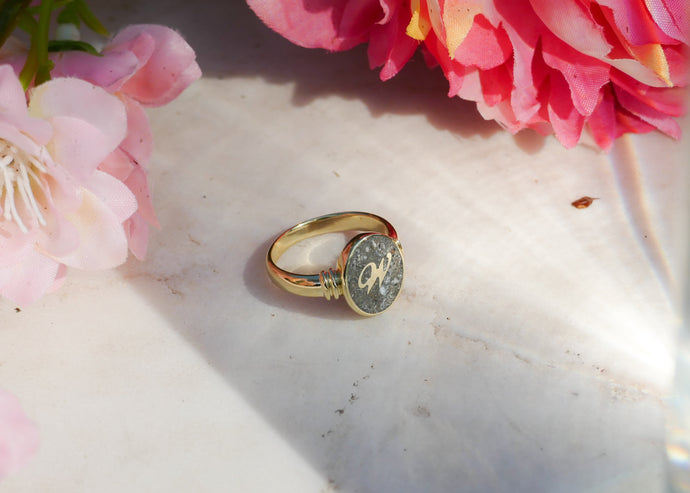 Het as van haar vader in een 14 krt geel gouden ring met zijn voorletter 🤍