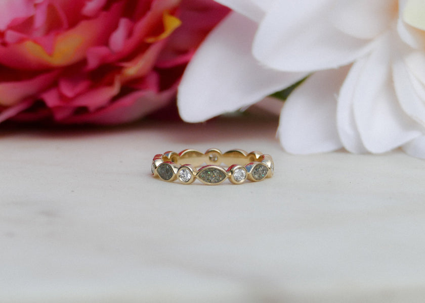 Van de oude gouden sieraden van haar moeder een ring voor haar gesmeed met haar as