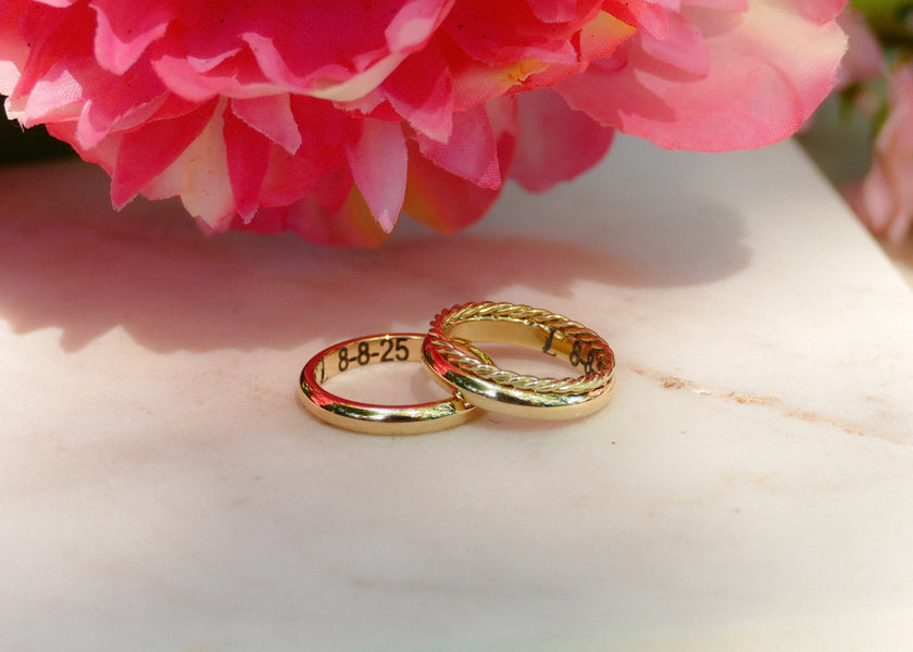 Gladde rond afgewerkte ring voor hem, dezelfde met een extra gevlochten ring voor haar