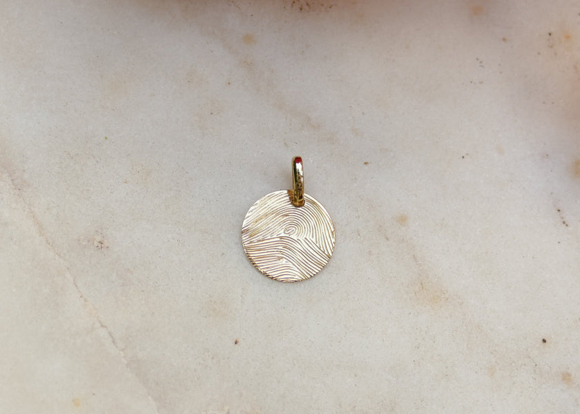 de vingerafdruk van haar zoontje en man samen op één echt goud graveerplaatje