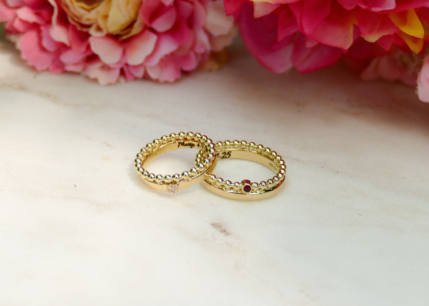 Een trouwring met roze diamant en een trouwring met rode robijn 💗