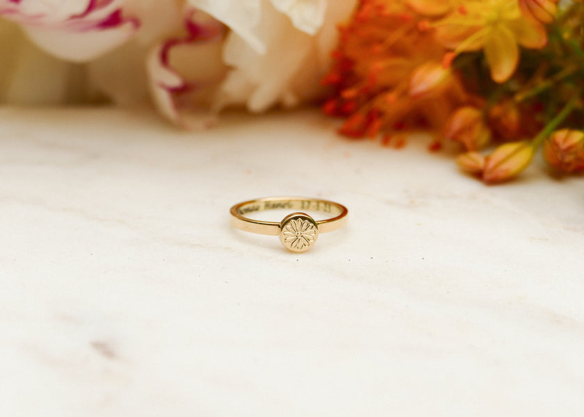 Het as van hun zoon in een geel gouden ring voor haar