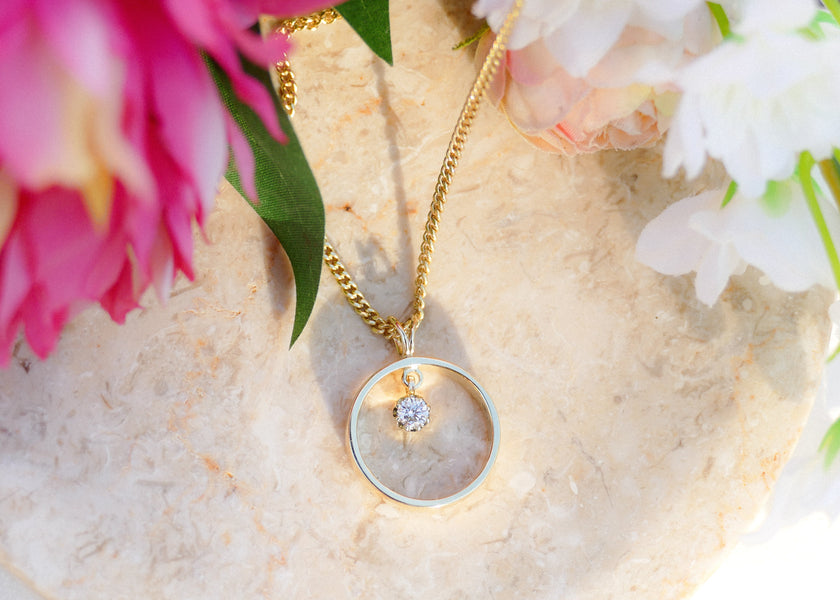 Van zijn trouwring een pracht hanger gesmeed voor haar