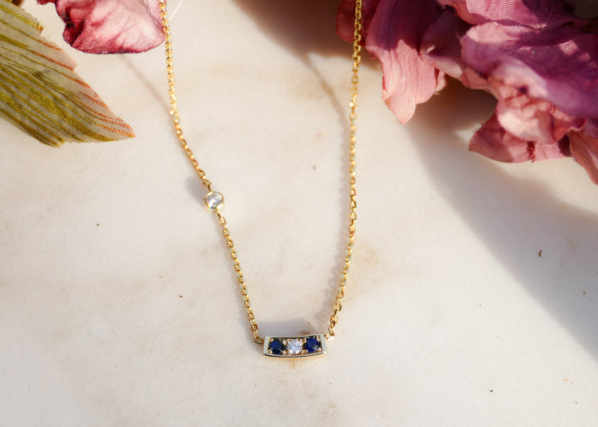 Van haar oude gouden sieraden een nieuw collier voor haar gesmeed