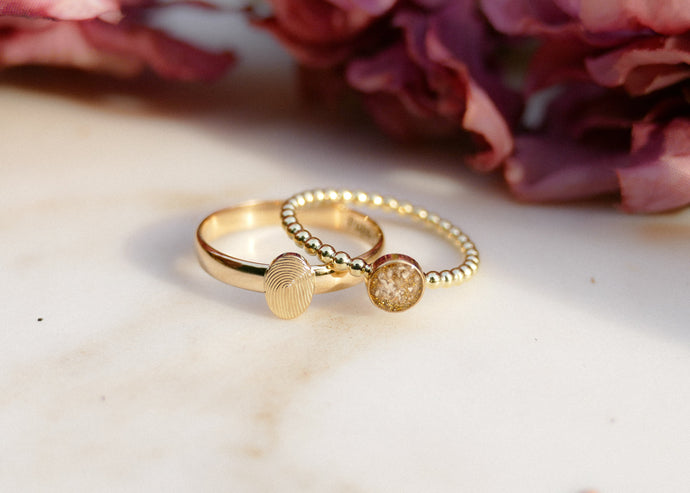 Van de trouwringen van haar ouders, een gedenksieraad voor haar