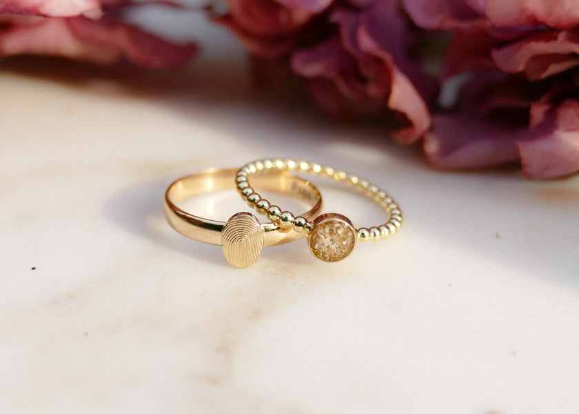 Van de trouwringen van haar ouders, een gedenksieraad voor haar