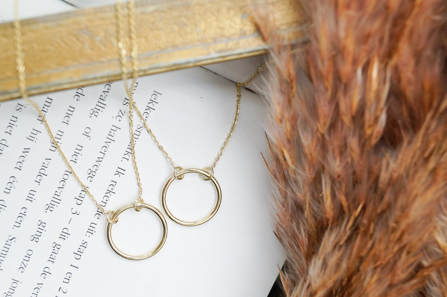Colliers gesmeed van haar oma's sieraden
