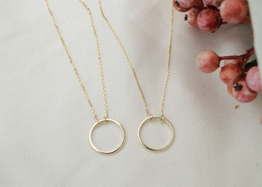Van de gouden trouwringen van hun ouders, een cirkel collier voor allebei de zussen