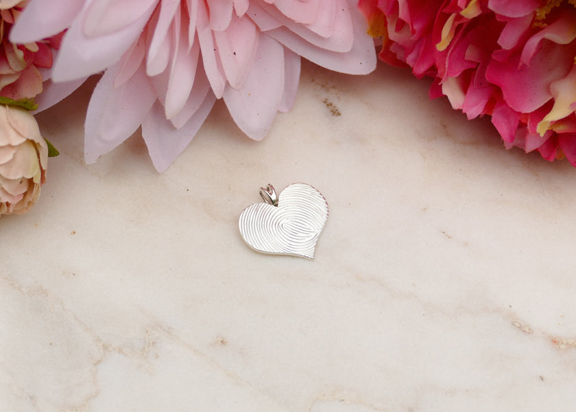 de vingerafdruk van haar opa in een handgesmeed hartvormig graveerplaatje