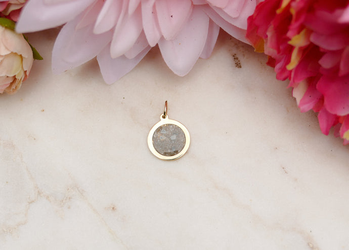 Het as van haar vader in een handgesmeed goud plaatje