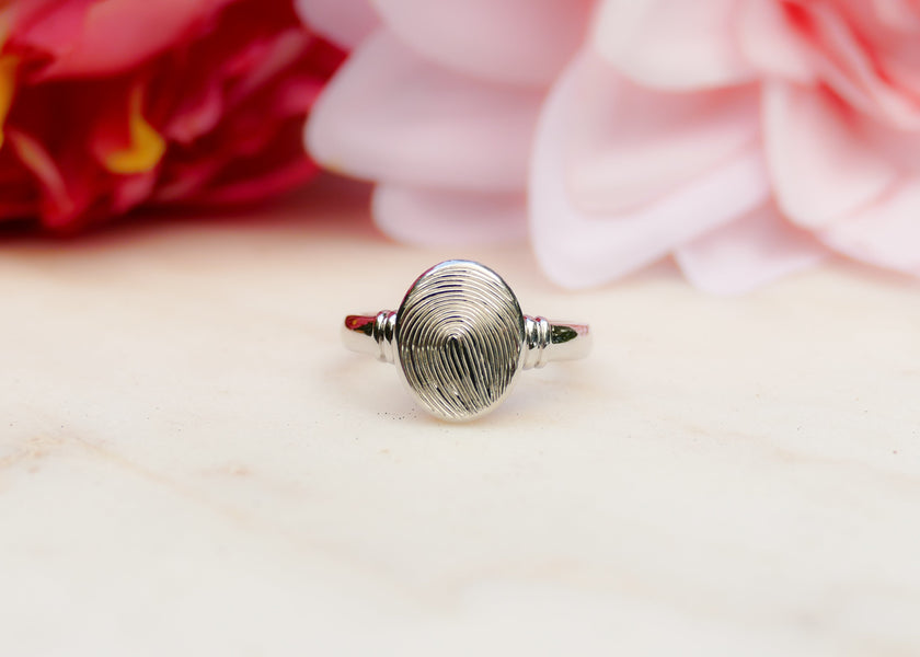 de vingerafdruk van haar opa in een echt zilveren ring