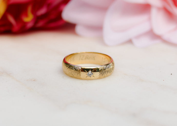 de vingerafdruk van haar man in haar trouwring