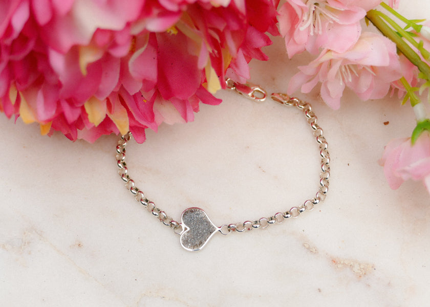 het as van haar vader verwerkt in een armband