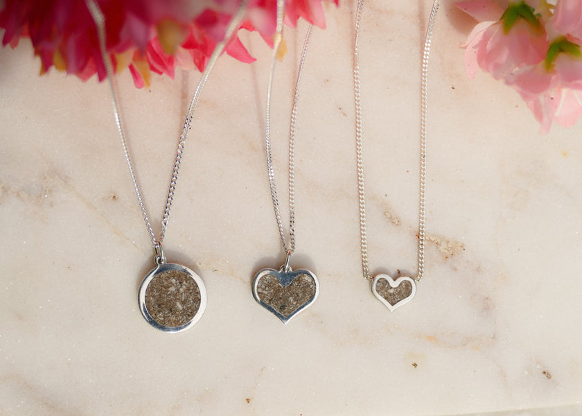 het as van hun oma in echt zilveren hangers