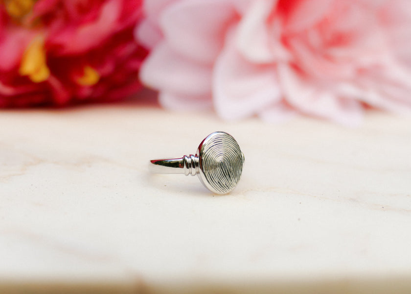 De vingerafdruk van haar opa in een echt zilveren zegelring