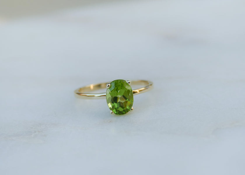 Haar eigen peridot in een nieuwe 14 krt geel gouden ring gesmeed