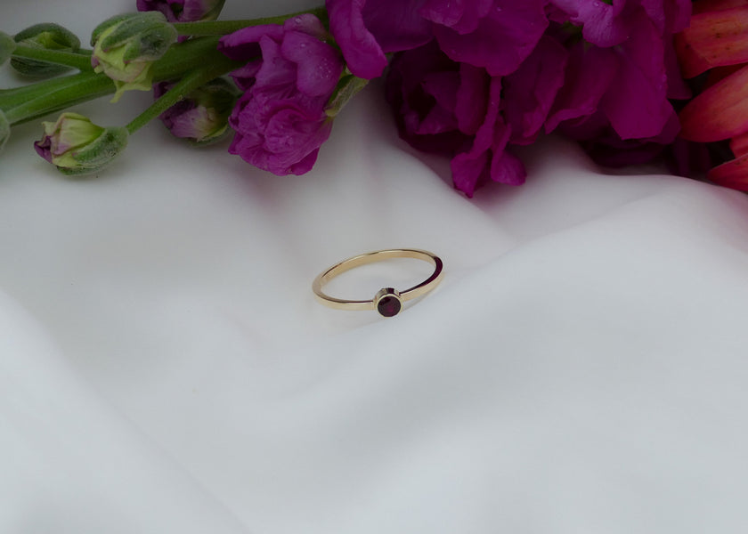 robijn in 14 krt geel gouden ring