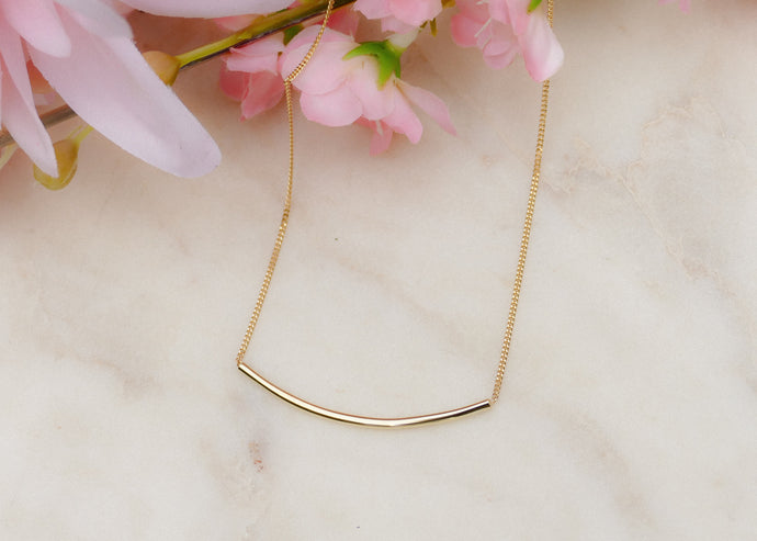 Het as van haar vader in een echt goud collier voor haar