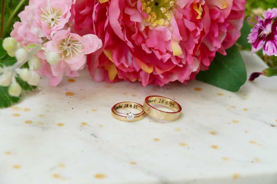 Trouwring voor haar samen gesmeed met haar verlovingsring