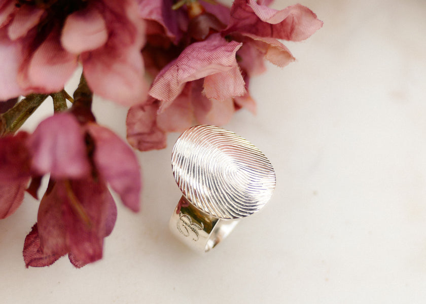 De vingerafdruk van hun zoon in een handgemaakte echt zilveren ring