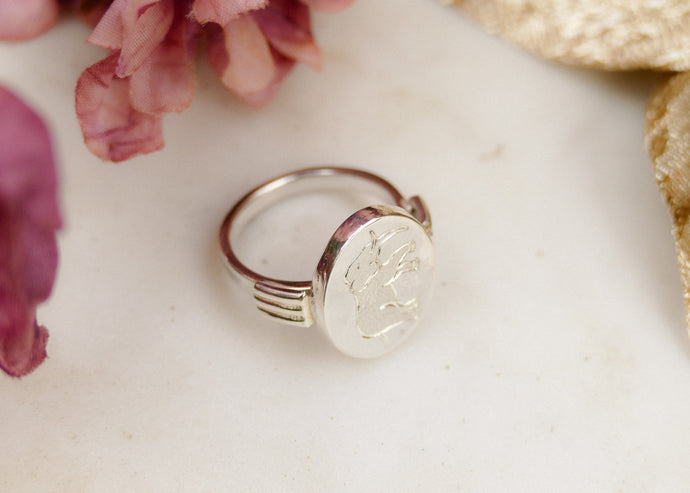 Een echt zilveren ring met handgravure en het as van haar opa