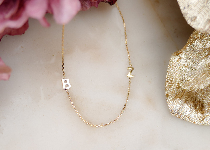 De letters van hun kinderen in een echt gouden collier voor haar