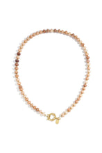 Afbeelding in Gallery-weergave laden, beige kralen collier met groot goudkleurig slot
