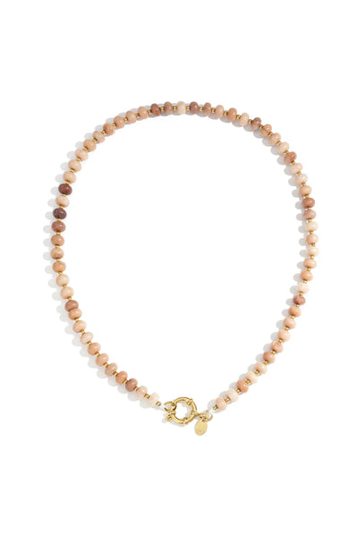 beige kralen collier met groot goudkleurig slot