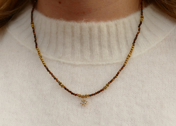 fijn collier van bruine mineralen met goudkleurige accenten | stainless steel