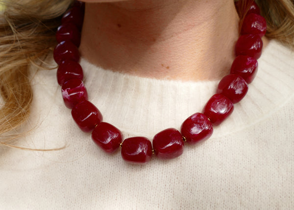 statement collier van grote vierkante donkerroze kralen