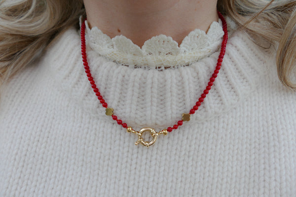 handgemaakt rood kralen collier met groot slot