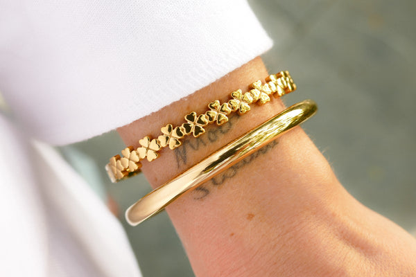 goudkleurgie bangle met bloemetjes | stainless steel