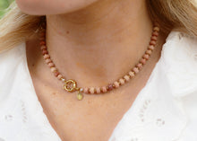 Afbeelding in Gallery-weergave laden, beige kralen collier met groot goudkleurig slot
