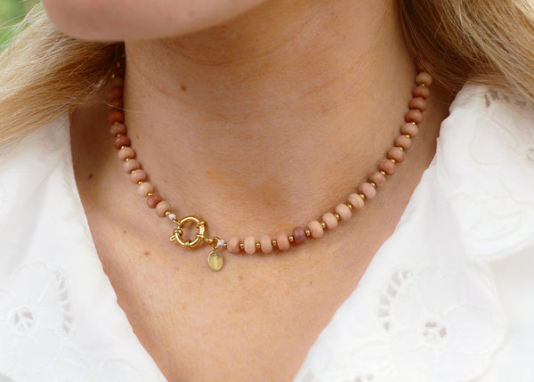 beige kralen collier met groot goudkleurig slot