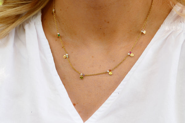 fijn goudkleurig collier met muntjes en gekleurde kraaltjes | stainless steel