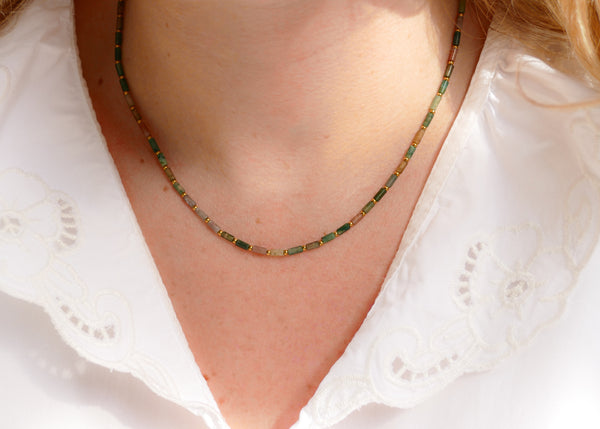 groen mineralen collier met goudkleurige stainless steel accenten