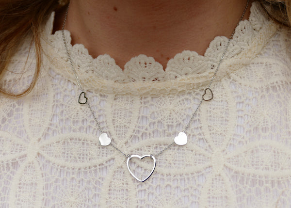 fijn zilverkleurig collier met hartjes | stainless steel