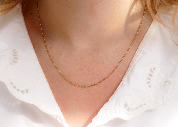 fijn goudkleurig collier met bolletjes | stainless steel