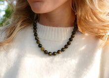 Afbeelding in Gallery-weergave laden, hand gemaakt collier van groene granaat met goudkleurig slot
