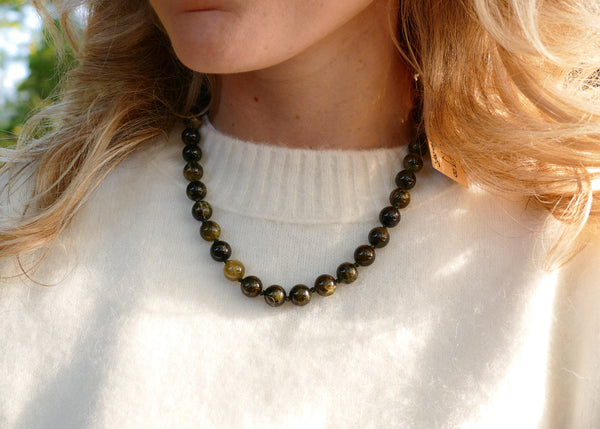 hand gemaakt collier van groene granaat met goudkleurig slot
