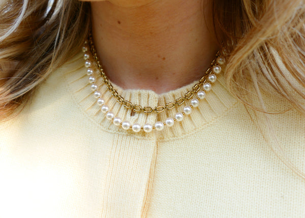 wit parel collier met goudkleurige bolletjes