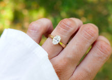 Afbeelding in Gallery-weergave laden, echt gouden ring met ovaal geslepen lab grown diamant van 1 crt | 14 karaat geel goud
