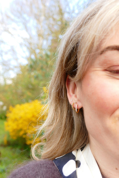 goudkleurige oorringen met witte steentjes 14 mm | echt zilver