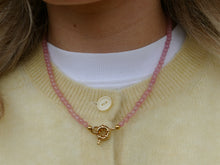 Afbeelding in Gallery-weergave laden, handgemaakt snoep roze mineralen collier met groot slot
