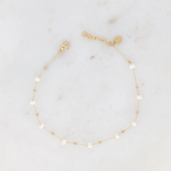 goudkleurige fijne armband met witte pareltjes | stainless steel