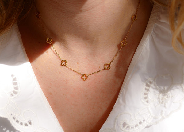 fijn goudkleurig collier met klavertjes vier | stainless steel