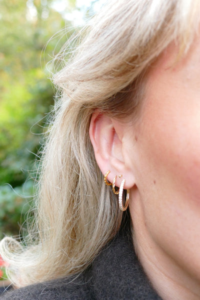 goudkleurige oorringen met witte steentjes 22 mm | echt zilver