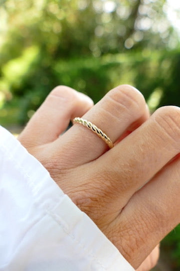 14 krt geel gouden ring met vlecht patroon
