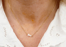 Afbeelding in Gallery-weergave laden, fijn goudkleurig collier met 3 witte pareltjes | stainless steel
